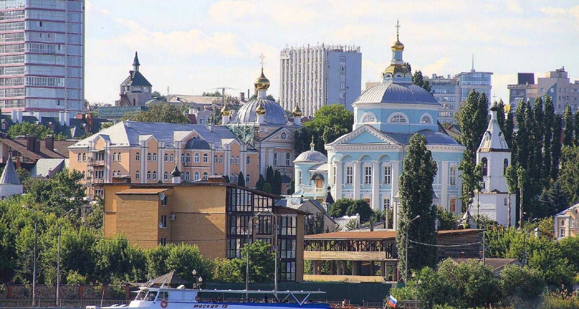 Фото набережной и храма в Воронеже
