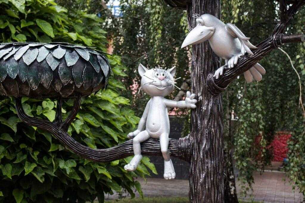 фото памятника персонажам мультфильма котенок с улицы Лизюкова