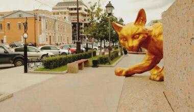 Одна из скульптур сквера сибирских кошек в Тюмени