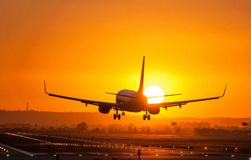 Фото самолет взлетает на фоне заката