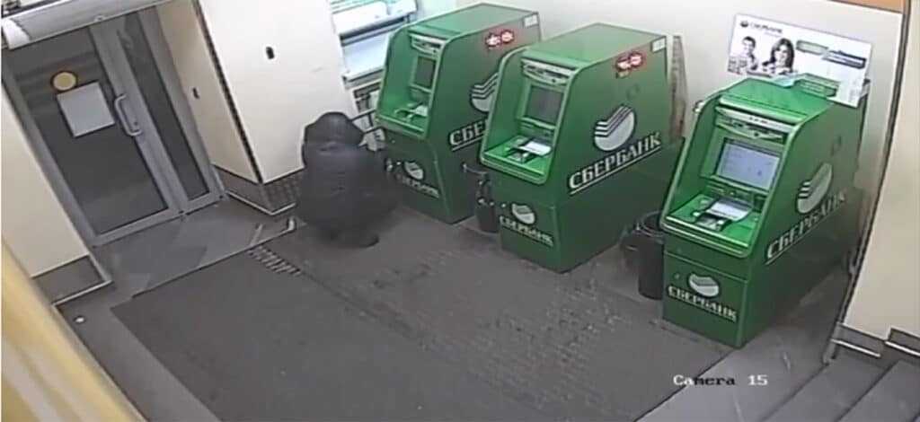 Мигрант пытался вскрыть банкомат садовой тяпкой