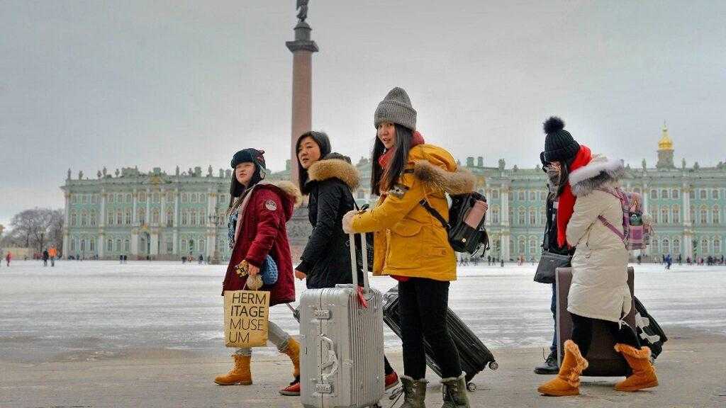 Фото китайских туристов в Санкт-Петербурге