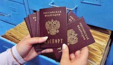 паспорта в руке