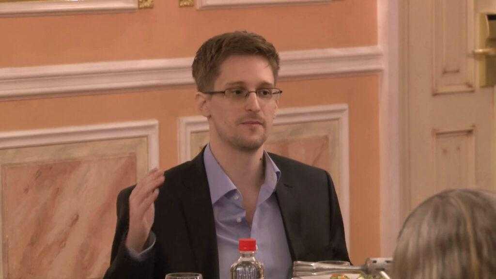 Эдвард Сноуден американец