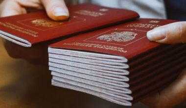 паспорта РФ в руках